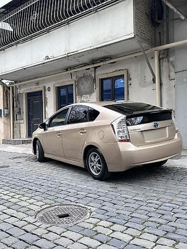 tap az prius: Toyota Prius (III nəsil) hibrid liftbek - Rəng: açıq qızılı/bej, qara — 3