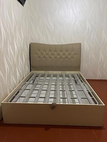 Embawood bazalı ideal veziyyetde taxt 170azn matrassız
NikaFati E — 1