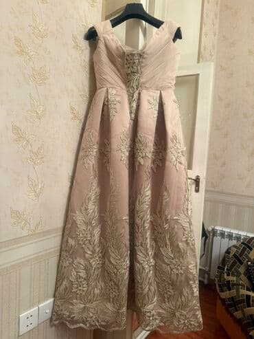 toy libaslari 2022: Şık ziyafət/gecə geyimi - Rəng: Púdra çaları, üzərində qızılı-naxışlı — 1