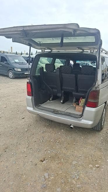 tra: Mercedes-Benz Vito: 2.2 l | 2000 il Van/Minivan — 2
