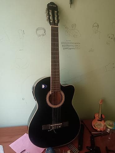Clariss markalı klassik elektro-gitara. Gitara qara parlaq korpusa