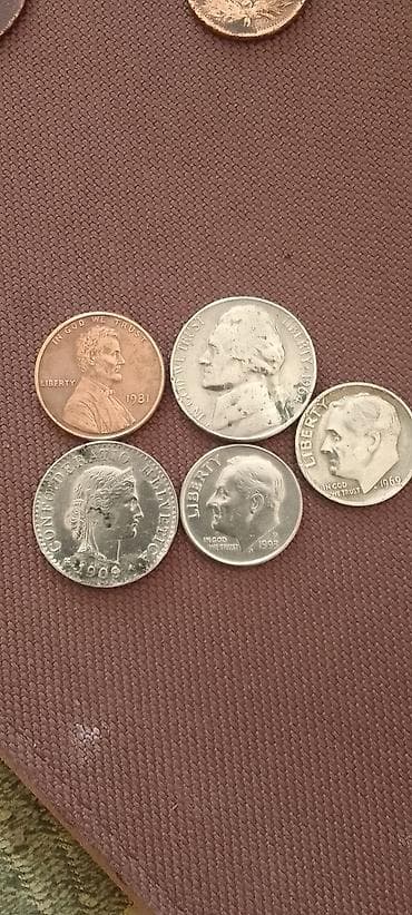 bas gitara: Kolleksiya üçün müxtəlif ölkələrdən köhnə sikkələr dəsti Tərkib: - — 3