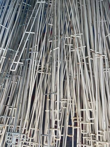 Vitrin reflerinin mallari saxlamaq ucun demirleri satilir.Qiymet 1