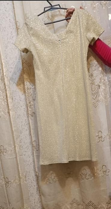 Qızılı rəngdə qısa don - Model: düz kəsimli, mini uzunluq -