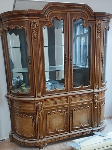 Bufetlər: Klassik üslubda iri vitrinli bufet - Material: təbii ağac karkas, əl — 1
