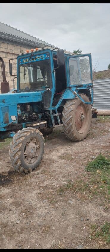 ford transit 2002: Bu, mavi rəngdə olan "Belarus" markalı bir traktordur. Kənd — 2