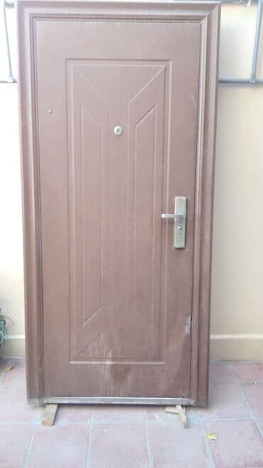 plastik qab: Dəmir giriş qapısı - Material: möhkəm metal konstruksiya, çərçivəli - — 3