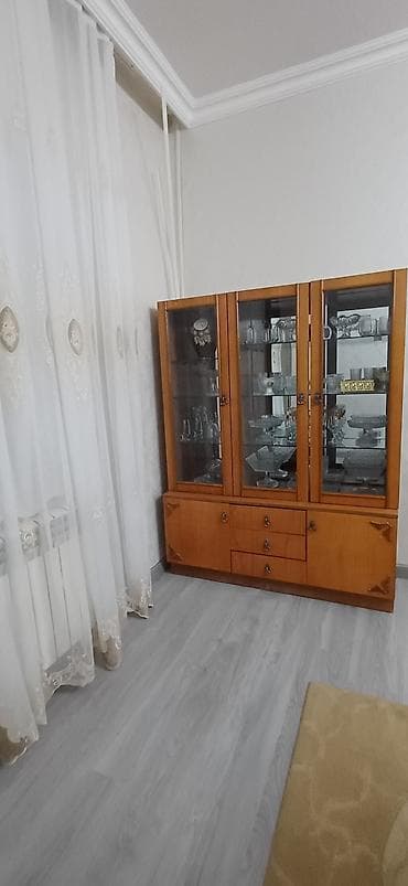 salon refi: Ağac vitrini-bufet - Üç qapılı şüşə vitrin bölməsi: şəffaf qapılar — 2