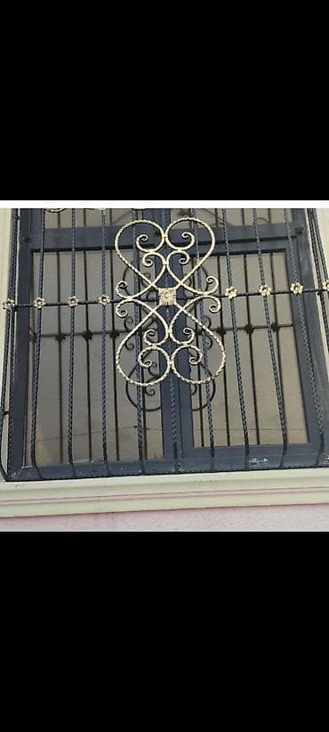 pencere dekor: Pəncərələr üçün qızılı rəngdə, dəmir barmaqlıqlar. Dekorativ — 2