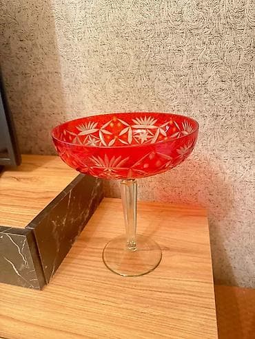 Qırmızı şüşə meyvə/qəlyanaltı qabı – ayaqlı, dekorativ oyma naxışlı -