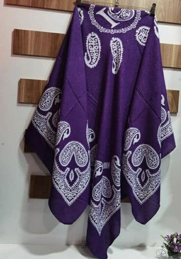 женские красные шарфы: Kəlağayılar. Bu kəlağayıların içi boş K hərfi ilə yazılıdı. Materialı — 14