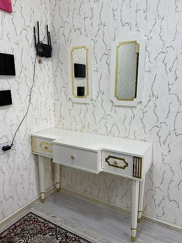 hamam dolablari: Ağ-qızılı dizaynda makiyaj/konsole masası və cüt güzgü dəsti. - Rəng — 2