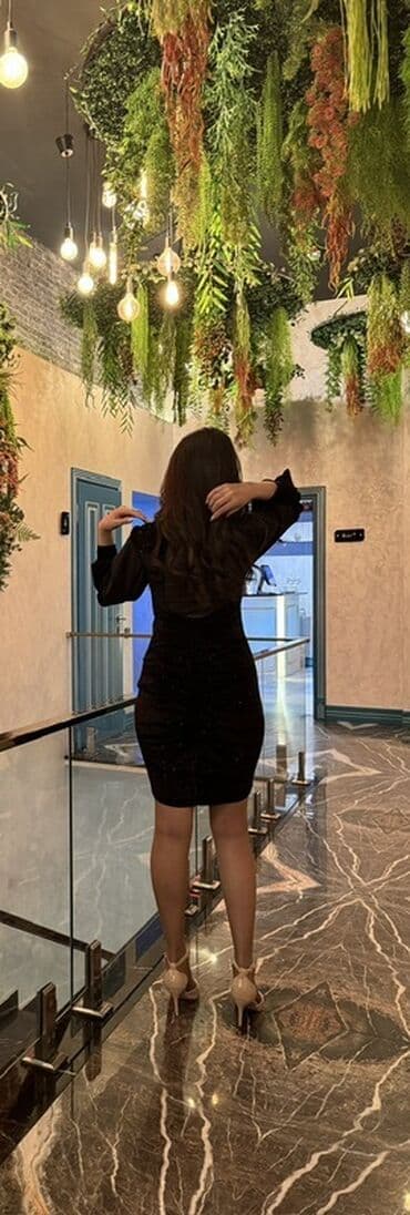 Qadın üçün qara kokteyl donu - Rəng: qara, xırda parıltılı effektli -