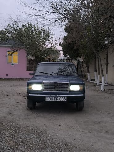 traktor yer qazan: VAZ 2107, mavi rəngli sedan Xüsusiyyətlər: - Kuzov: sedan, klassik — 1