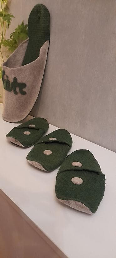 ev üçün açıq qadın şap şapları: Felt qonaq terlikləri dəsti + asma dekor. - Dəst tərkibi: 3 cüt yaşıl — 2