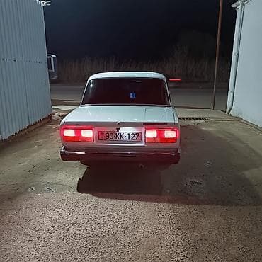 bmv f 10: VAZ 2107, ağ rəng, sedans Xüsusiyyətlər: - Klassik VAZ 2107 dizaynı — 6