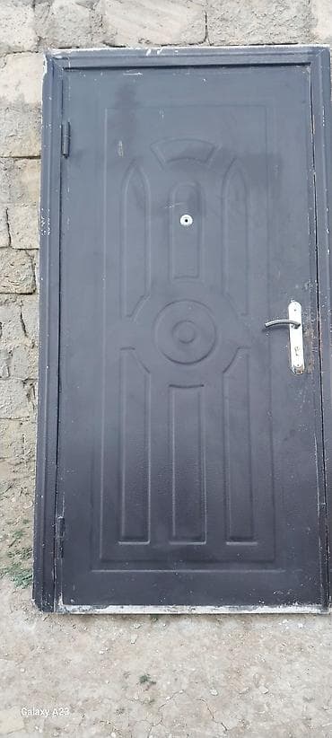 Dəmir giriş qapı satılır.Eni 0.98 sm hündürü 2.06 sm dir.Apşifkası