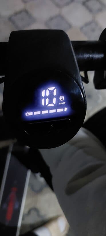 скутер: Elektrik skuter - Kompakt və yığcam dizayn: ağ gövdə, qara göyərtə — 3