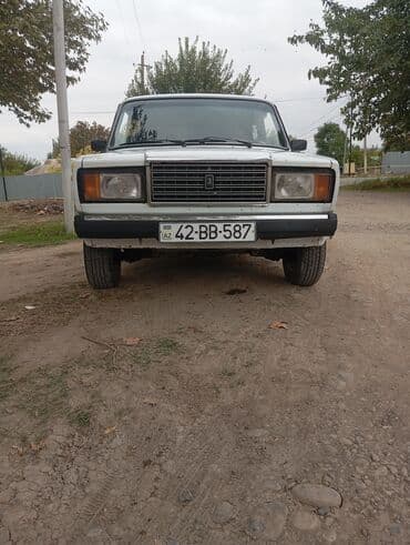 диски на т5: Lada (VAZ) 2107 modeli, ağ rəngdə sedan tipli avtomobil. Avtomobilin — 2
