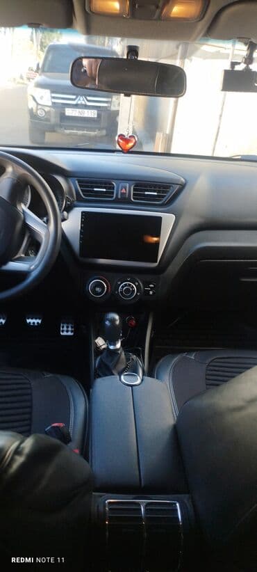 maşın 09: Kia Rio sedan - Korpus: 4 qapılı sedan, tünd qəhvəyi rəng - Kuzov — 6