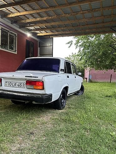 avto salon: VAZ 2107, ağ rəng, sedan kuzov. - 4 qapı, arxa ötürücü. - Qara — 2