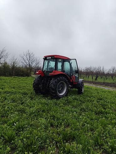 mtz 80 kabina: Qırmızı rəngli kabinəli traktor - Güclü dizel mühərriki, ön çəkili — 2