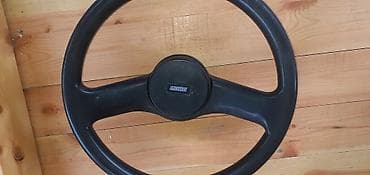 Momo sükan çarxı - 3 şüalı dizayn, mərkəzdə Momo loqosu olan düymə lalafo.az -da Momo sükan çarxı - 3 şüalı dizayn, mərkəzdə Momo loqosu olan düymə