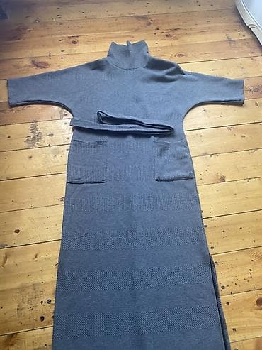 cəkməcə: Ağ rəngli qış çəkmələri və boz trikotaj uzun don dəsti - Çəkmələr — 2