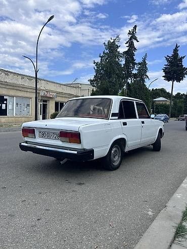 kotan satisi: VAZ 2107, ağ rəng, salon yenilənmiş. Xüsusiyyətlər: - Korpus: sedan — 6