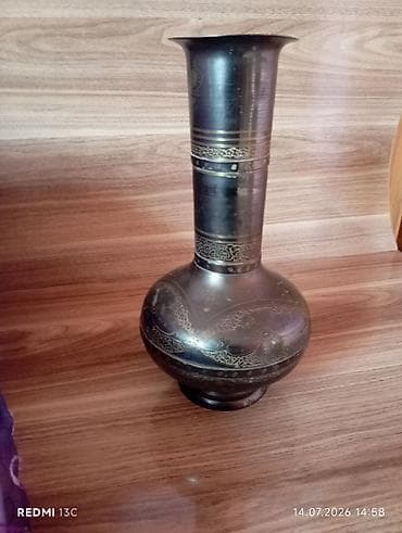 otaq gulleri: Bir vaza, Metal — 1
