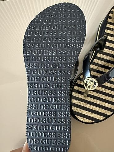 Личные вещи: GUESS qadın şıpıldaqları - Model: barmaq arası (flip-flop) - Rəng — 2