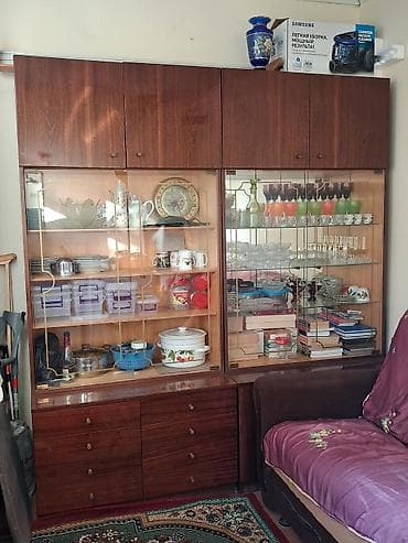 parça şkaf: Vitrinli bufet/divan otağı şkafı - Material: tünd qəhvəyi ağac — 5