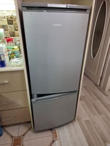 iki qapili soyuducu: Gümüş rəngli iki qapılı soyuducu - Yuxarıda soyuducu, aşağıda — 1