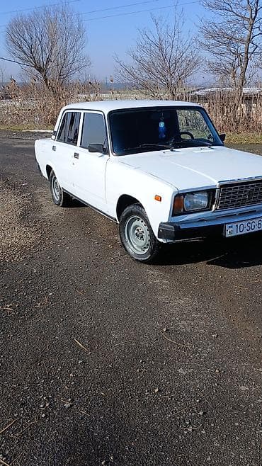 3 teker motor: VAZ 2107 sedan – ağ rəngli, 4 qapılı klassik kuzov. Mexaniki yan — 5