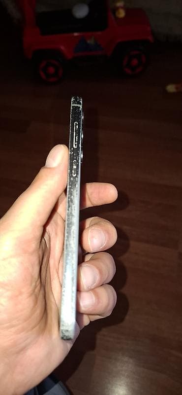 Məhsul: Apple iPhone (modeli dəqiq göstərilmir) Təsvir: - Korpus: Düz — 6