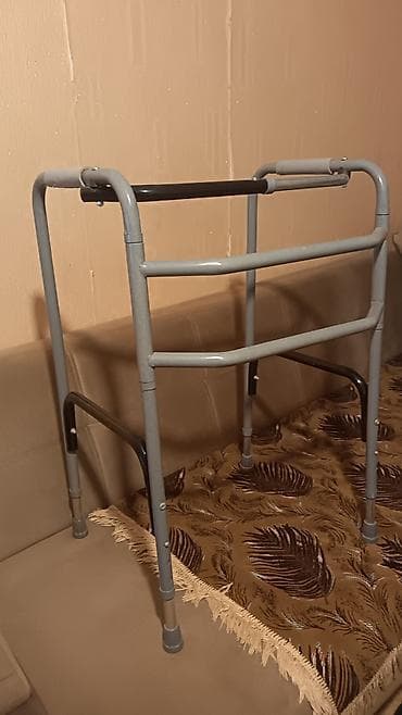 Gəzinti üçün metal dayaq çərçivəsi (walker)çox az işlənib yəni ev