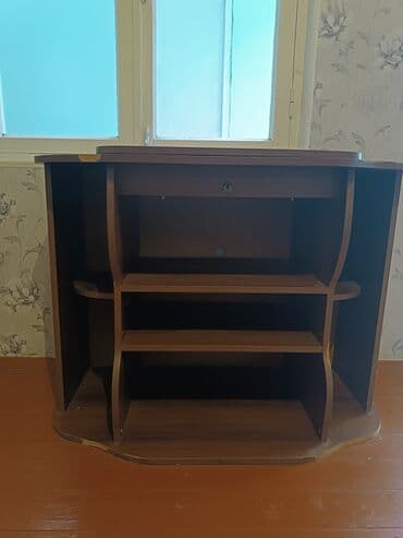 ikinci əl yazı masası: İşlənmiş, Düz TV altlığı, Polkalı, Taxtalı, Azərbaycan — 1