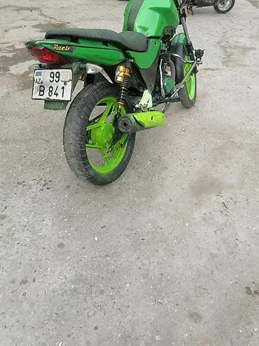 mopet elektrik: Yaşıl-qara rəng sxemində tüninq edilmiş yol motosikleti — 4