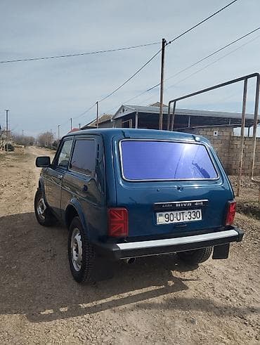 Lada Niva 4x4, mavi rəng, 3 qapılı kuzov. Xüsusiyyətlər: - Tam — 3