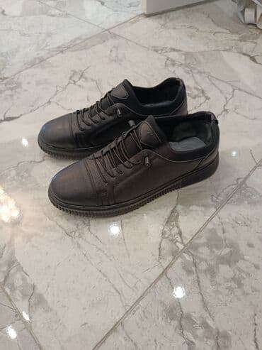 Salam .Teze deri ayaqqabıdi Razmer duz gelmediyne göre satılır