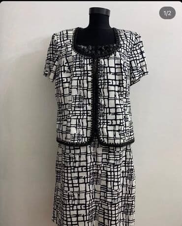 Ağ və qara rənglərdə həndəsi naxışlı kostyum. Kostyum qısa qollu jaket