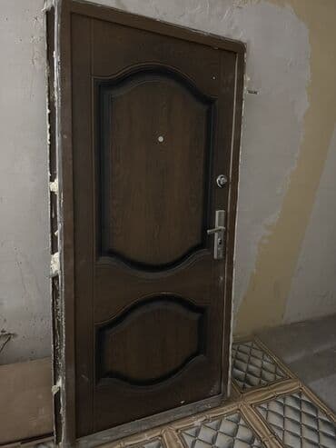 Möhkəm giriş qapısı - Material: polad konstruksiya, ağac fakturalı