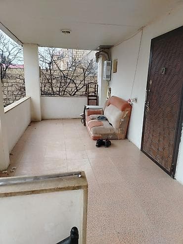 gencede ev: Satılır: 4 otaqlı həyət evi Xüsusiyyətlər: - Geniş zal: yemək masası — 8