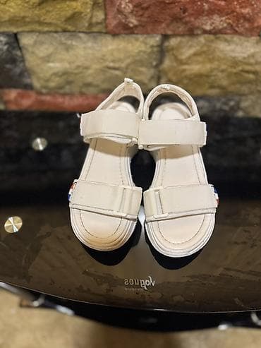 Ağ rəngli qadın sandal modeli - Stil: idman üslubunda platformalı