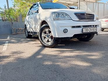 e 250 cdi: Ağ rəngli 5 qapılı yolsuzluq/SUV avtomobili. Xüsusiyyətlər: - Geniş — 5