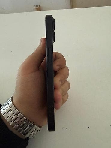 iped pro m2: IPhone 14, Qara, Face ID — 3