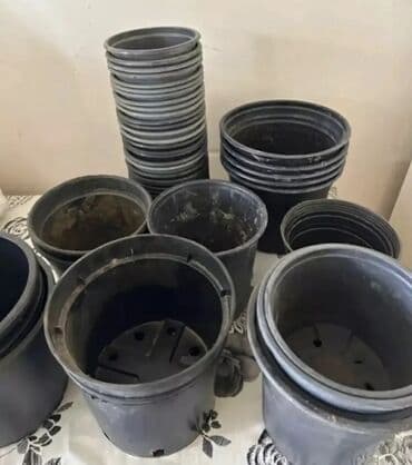 gul qablarinin satisi: Gül və dibçək qabları satılır.Plastik,kauçuk materyaldır.Sayı 50 — 2