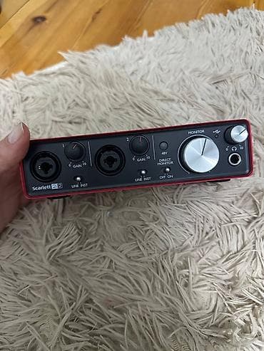 gitara tornado: Focusrite Scarlett 2i2 USB audio interfeysi - İki ədəd kombi XLR/TRS — 2