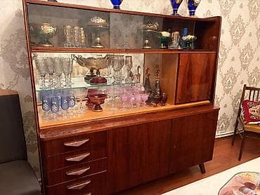qab rəfi: Məhsul: Taxta bufet-vitrin (qonaq otağı üçün) Təsvir: - Klassik — 1