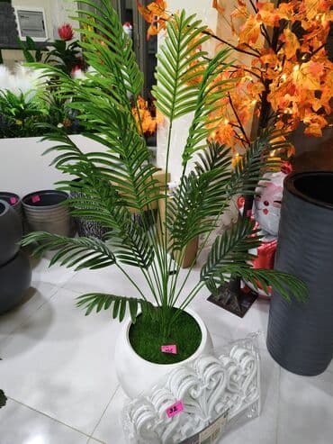 qapi dekoru: Dekorativ süni palma bitkisi - Realistik yaşıl palma yarpaqları ilə — 1